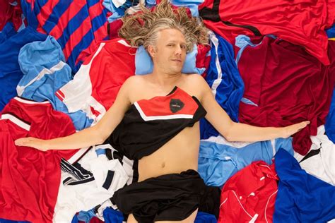 Carling Persuades Jimmy Bullard To Re Enact Naked American Beauty Pose