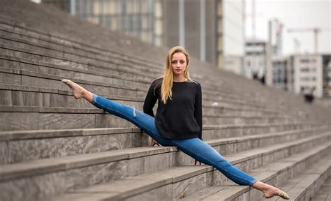 Spread Legs Women Outdoors Women Model Blonde Pointed Toes Urban Stairs Splits Flexible