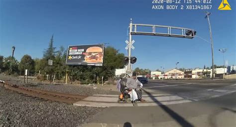 He was considered a pioneer of the 'new wave' of vallenato music. Hombre en silla de ruedas se salva de ser arrollado por tren