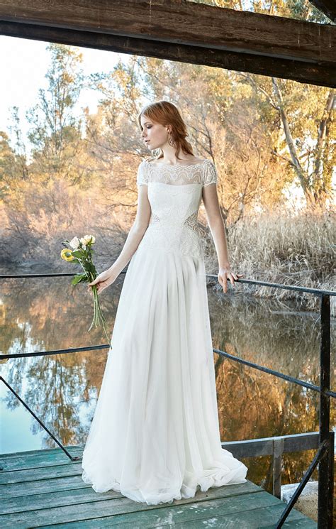 Gerne nach ihren wünschen änderbar. Brautkleid fließend mit T-Shirt Ärmeln Blümchenspitze ...