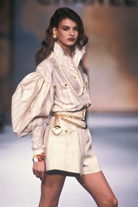 Linda Evangelista Chanel 1988 90s Runway Fashion Fashion 80s Fashion