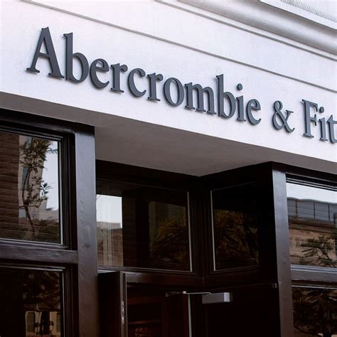 large abercrombie and fitch employees forced to wear men s clothing