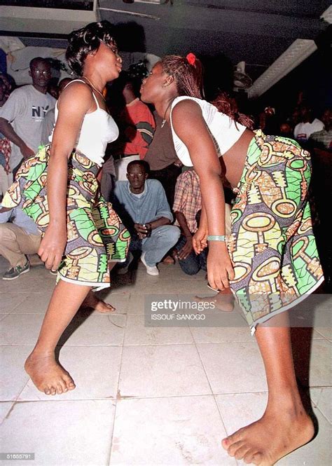 Two Dancers Perform The Mapouka Serre Or Tight Mapouka In This Nachrichtenfoto Getty Images