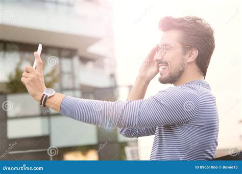 Uomo Che Prende Un Selfie Con Uno Smartphone Fotografia Stock