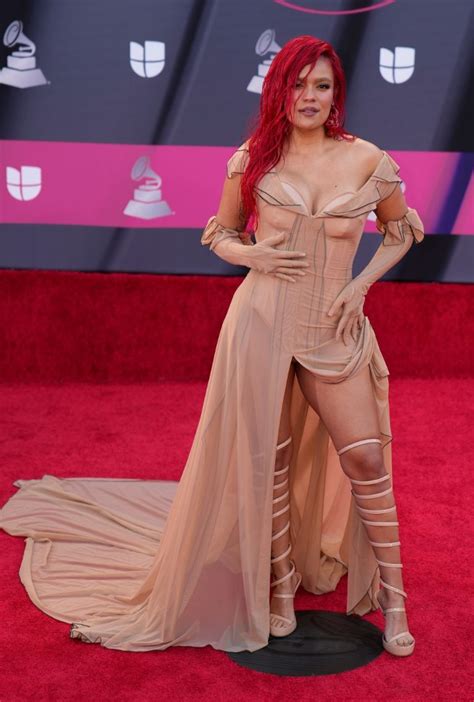 Karol G arrasa en los Latin Grammy con impactante vestido transparente Golpe Político