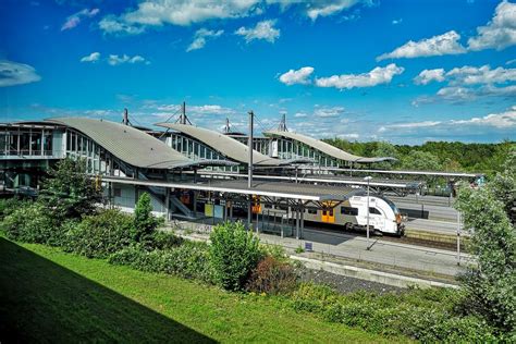 Parken sie ihren pkw bequem und qualitätsgesichert auf einem der düsseldorf flughafen parkplätze unserer zuverlässigen partner. Bahnhof Flughafen Düsseldorf Foto & Bild | handy, bahnhof ...