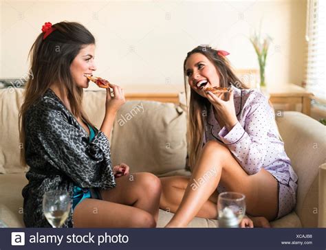 Zwei Junge Frauen Die Mädchen Nacht In Auf Sofa Sitzen Essen Und Lachen Stockfotografie Alamy