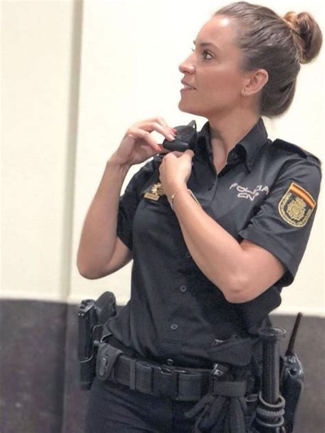 Pin De Policewoman Arresting En Policewomen In Action En 2021