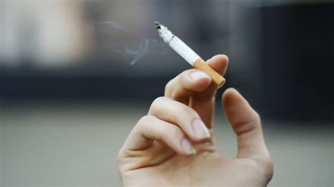 Analiza Hawaii prohibir venta de cigarrillos a menores de 100 años