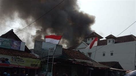 Petugas damkar cianjur berhasil menangkap ular sanca sepanjang 3,5 meter (foto: Loker Damkar Cianjur / Kepala Satpol Pp Dan Damkar ...