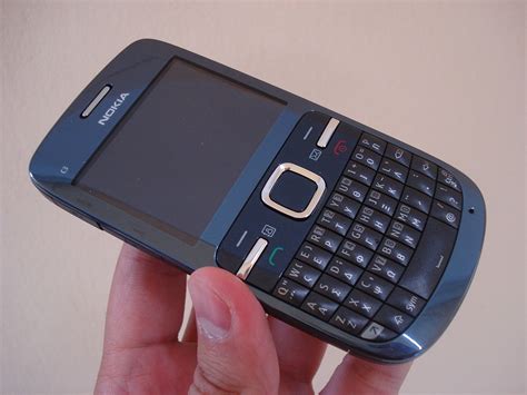 Signé nokia, ce téléphone au format blackberry est dédié à la communication et aux réseaux sociaux. Nokia C3-00 - Wikipedia