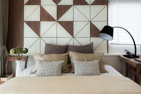 Decorate large room wall is not as easy as we ever thought before, especially related to how to decorate large bedroom wall. Ideas for Decorating a Bare Wall in the Bedroom