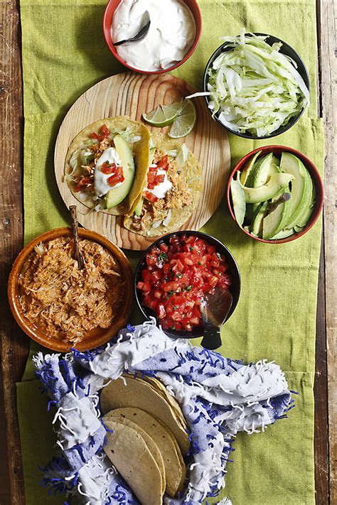 Los tacos mexicanos son uno de los platos más famosos de la tradición gastronómica de este país, y no podíamos dejar de traeros la receta porque como sabéis, ¡nos encanta la comida mexicana! Receta de tinga de pollo para hacer tacos mexicanos de guisado