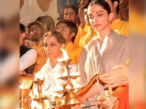 Throwback When Deepika Padukone Performed Ganga Aarti With Her Mother Ujjala Hindi Movie News