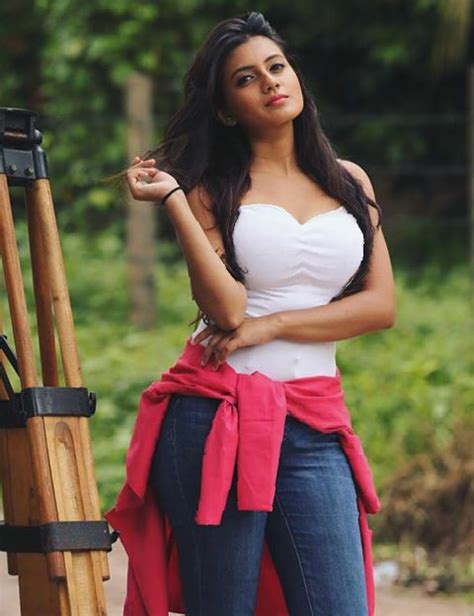 Sri Lankan Actresses Hot Pics Shanudrie Priyasad Hot 23400 Hot Sex