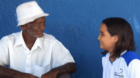 Niña Enseña A Leer Y Escribir A Vendedor De Helados De 68 Años