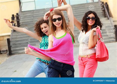 Drie Mooie Vrouwen Die En Pret Hebben Lachen Stock Afbeelding Image Of Meisjes Vriendschap