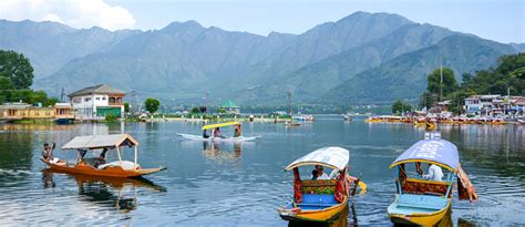 Top 10 Hangout And Tourist Places In Srinagar Hazratbal Shrine