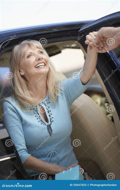 hogere vrouw die uit een auto komen stock afbeelding image of vervoer glimlach 29647025
