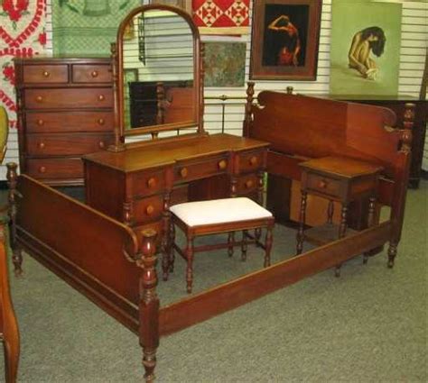 174 1940s Vintage Mahogany Bedroom Set
