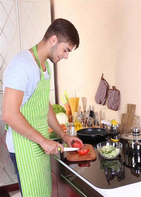 hombre cocinando en cocina — fotos de stock © belchonock 50326541