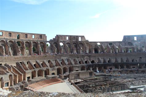 Interior Del Imponente Coliseo Romano