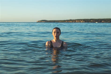 Fotos Gratis Playa Mar Oceano Horizonte Persona Mujer Apuntalar Vacaciones Nadando