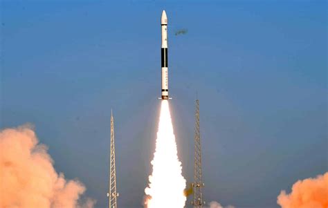O foguete chinês foi utilizado no lançamento de um módulo que marca o início do plano de pequim, de construção de uma estação espacial que deve ficar completa no fim de 2022. Foguete chinês é vendido em leilão online por quase R$ 30 ...