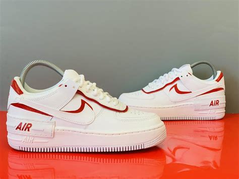 The yellow tongue tag, insoles and heel, as well as the white sole unit round off the design. Air Force 1 Shadow : #REDSHADOW - CUSTOMSTORE