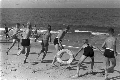 35 Vintage Photos That Show What A Beach Day Used To Look Like