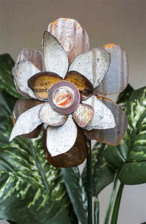 Discover our magical christmas décor collection of twinkling christmas wreaths and christmas garlands, delightful christmas room decorations, and accessories that will bring out the excited child in us all. Rusty Metal Yard Art Flower Sculpture Indoor Outdoor Wall