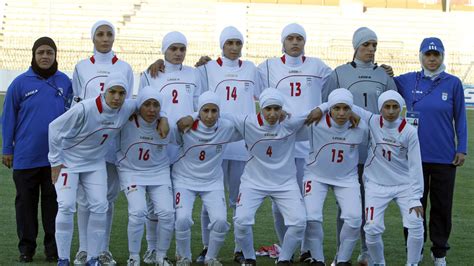 50 iranische frauen warnen vor islamisierung deutschlands. Fußball: Tritt die iranische Frauen-Nationalmannschaft mit ...