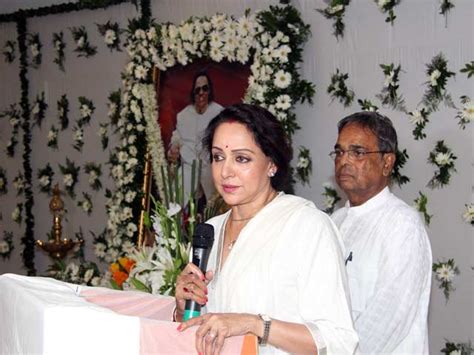Bollywood Celebs At Prayer Meet For Ravindra Jain