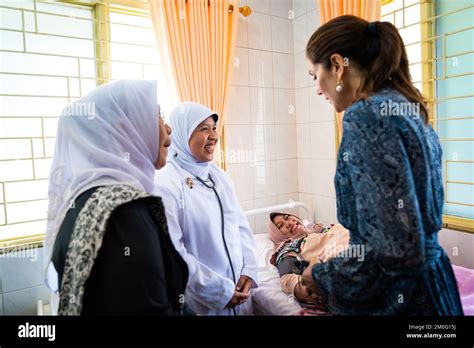 crown princess mary visits the clinic at the indonesian midwives association in jakarta on