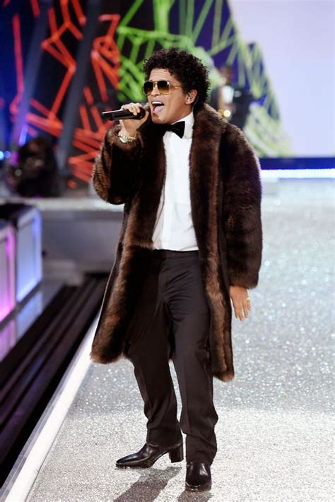 Bruno Mars Wears High Heels Bruno Mars Victorias Secret Fashion Show