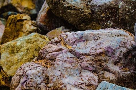 10 Raw What Gold Looks Like In A Rock Ideas