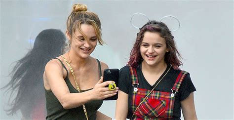 Joey King Lands ‘the Flash Guest Spot Goes To Disneyland With Sister