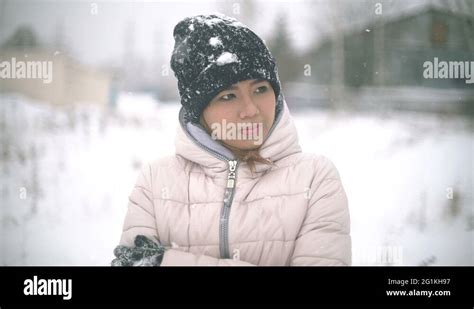 Girl Shivering Cold Stock Videos And Footage Hd And 4k Video Clips Alamy