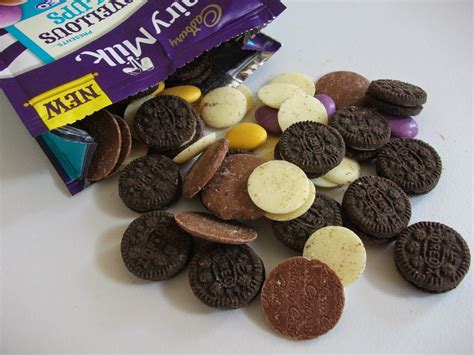 Deliciously creamy cadbury dairy milk milk chocolate, packed with soft vanilla flavour filling and crunchy oreo pieces for biscuity bliss in every bite! Cadbury Dairy Milk Marvellous Mix-Ups with Oreo Review