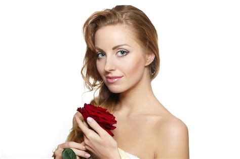 Retrato De Mujer Hermosa Sensual Con Rosa Roja Sobre Blanco Foto Gratis