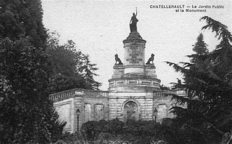 Châtellerault 1924 Chatellerault Le Jardin Public Et Le Monument