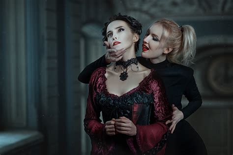 Gigitan Vampir Wanita Foto Stok Unduh Gambar Sekarang Sensualitas