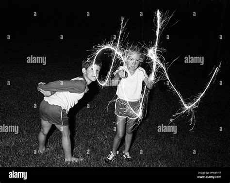 Niños Jugando En La Piscina Fotografía De Stock Alamy