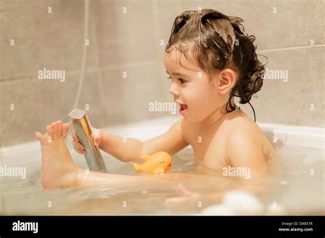 Mädchen Badezimmer Badewanne Dusche Fotos Und Bildmaterial In Hoher Auflösung Alamy
