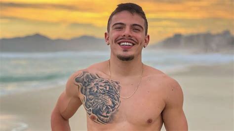 Thomaz Costa faz ensaio sensual e deixa fãs babando