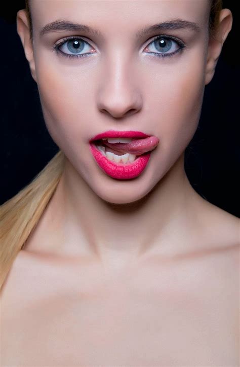 30 Gorgeous Babes With Red Lips Best Photography Art Landscapes And