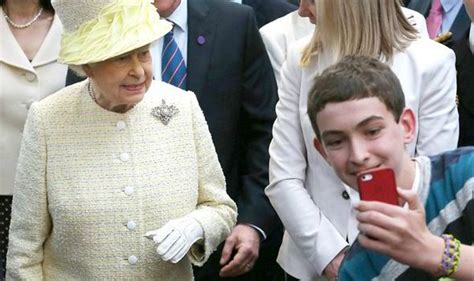 queen admits that she does not like selfies royal news uk