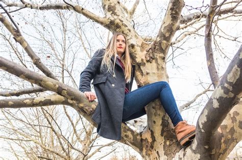 나뭇 가지에 앉아 여자 모델 무료 사진