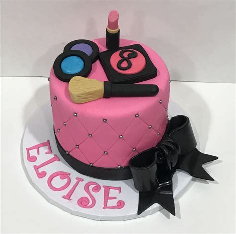 Vous avez été nombreuses à aimer le gâteau girly et gourmand de la vanities party sur le thème de du. Girly makeup cake. #makeupcake | Make up cake, Cake, Girly makeup