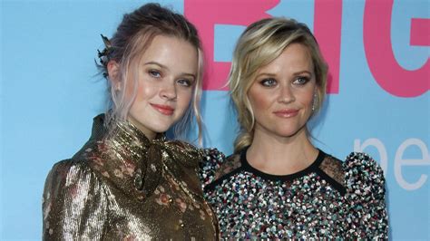 Reese Witherspoon Posted A Picture With 19 Year Old Daughter And Heres Why The Internet Is